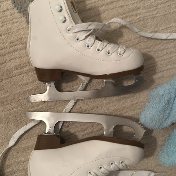 DBX Girls Figure Skates with blade covers - Picture 2 of 2